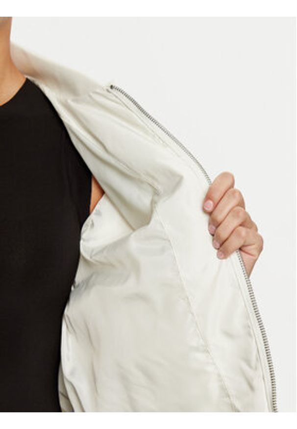 Calvin Klein Jeans Kurtka bomber J20J224701 Écru Relaxed Fit. Materiał: syntetyk
