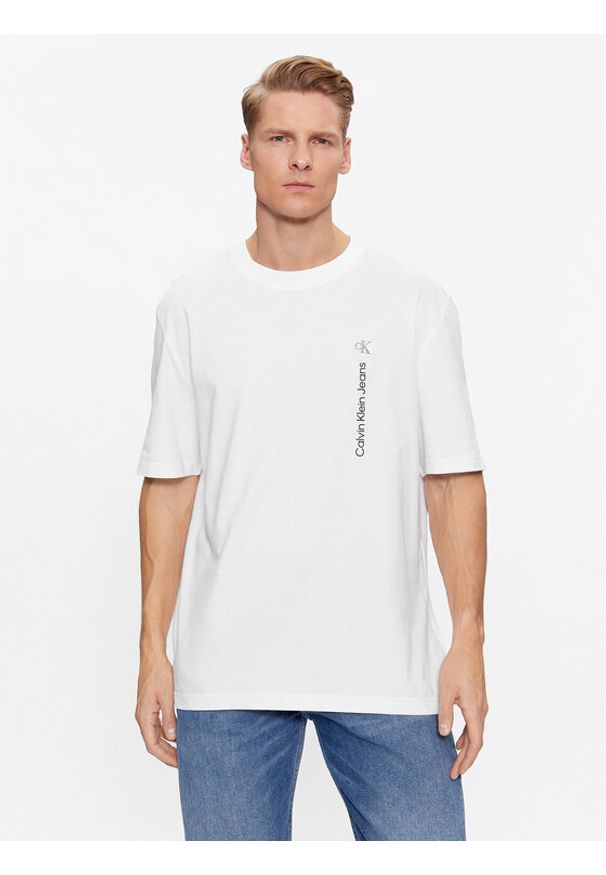 Calvin Klein Jeans T-Shirt J30J323995 Biały Relaxed Fit. Kolor: biały. Materiał: bawełna