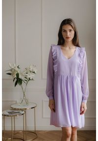 Lenitif - Swobodna szyfonowa sukienka z pionowymi falbanami fioletowa. Typ kołnierza: dekolt w serek. Kolor: fioletowy. Materiał: szyfon. Długość: midi #3