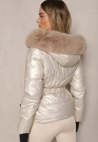 Renee - Beżowa Kurtka Pikowana z Kapturem i Futrem Wykończona Paskiem Armonlia. Okazja: na co dzień. Typ kołnierza: kaptur. Kolor: beżowy. Materiał: futro. Styl: elegancki, casual #3