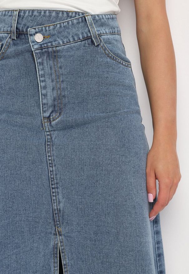 Born2be - Niebieska Jeansowa Spódnica z Wysokim Stanem i Postrzępionym Dołem Hayva. Stan: podwyższony. Kolor: niebieski. Materiał: jeans. Styl: klasyczny