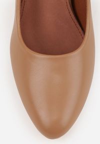 Renee - Ciemnobeżowe Czółenka Vices na Słupku Klocku ze Skórzaną Wkładką Esmela. Okazja: na spotkanie biznesowe, do pracy. Kolor: beżowy. Materiał: skóra. Obcas: na słupku. Styl: biznesowy, street, klasyczny #3