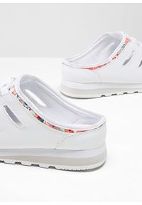 bonprix - Klapki. Kolor: biały. Styl: sportowy #2
