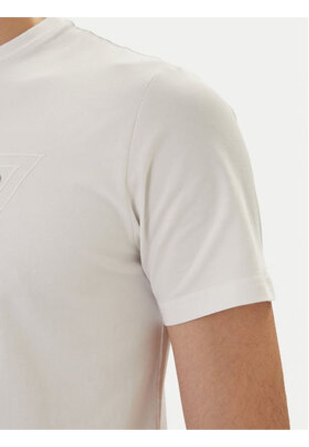 Guess T-Shirt M6GI11 K2992 Biały Slim Fit. Kolor: biały. Materiał: bawełna