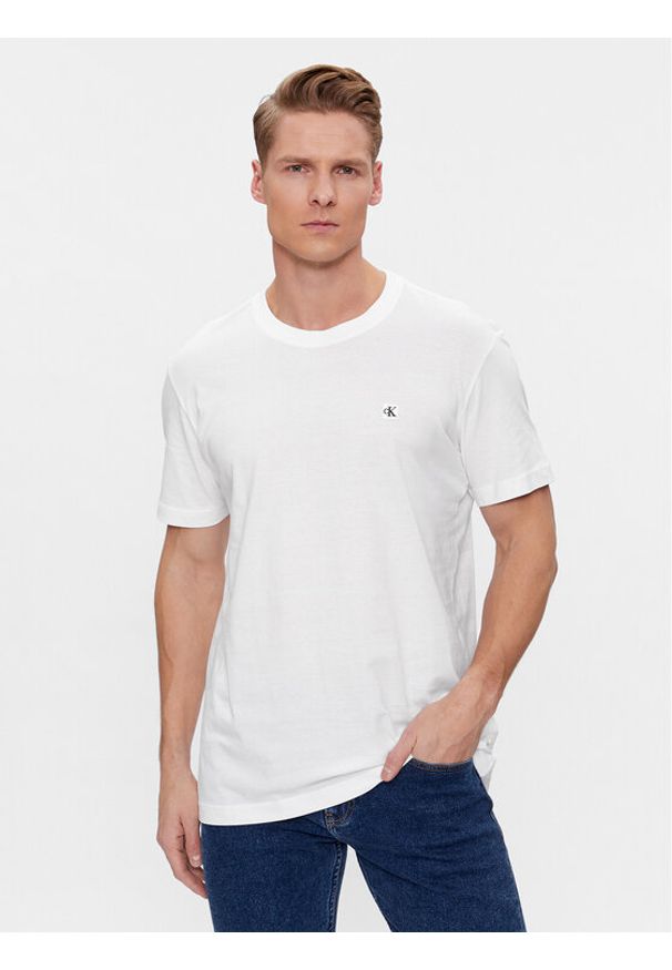 Calvin Klein Jeans T-Shirt J30J325268 Biały Regular Fit. Kolor: biały. Materiał: bawełna