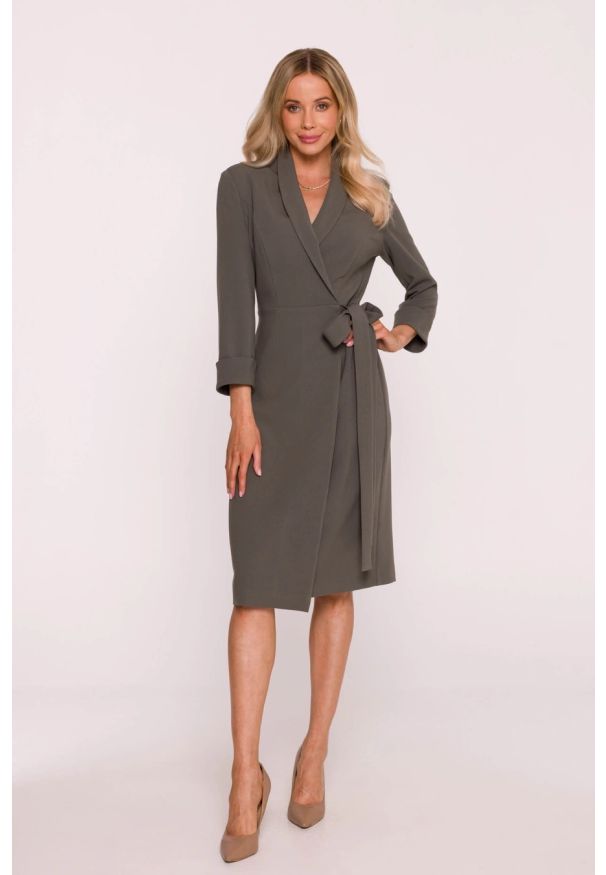 Stylove - Elegancka sukienka ołówkowa kopertowa z wiązaniem khaki. Okazja: do pracy, na spotkanie biznesowe. Typ kołnierza: dekolt kopertowy, typu klepsydra, dekolt w kształcie V. Kolor: czerwony, beżowy, brązowy. Materiał: tkanina, poliester, elastan, wiskoza. Wzór: gładki. Typ sukienki: ołówkowe, kopertowe. Styl: elegancki. Długość: midi