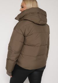 Born2be - Brązowa Pikowana Krótka Kurtka z Nieodpinanym Kapturem i Ozdobnymi Tasiemkami Mevannia. Okazja: na co dzień. Kolor: brązowy. Materiał: jeans. Długość: krótkie. Styl: casual #7