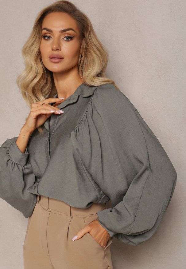 Renee - Ciemnozielona Koszula Nietoperz z Wiskozą Caile. Okazja: na co dzień. Kolor: zielony. Materiał: wiskoza. Styl: casual