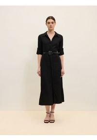 Reserved - Sukienka midi z wiskozy z paskiem - czarny. Kolor: czarny. Materiał: wiskoza. Wzór: gładki. Długość: midi