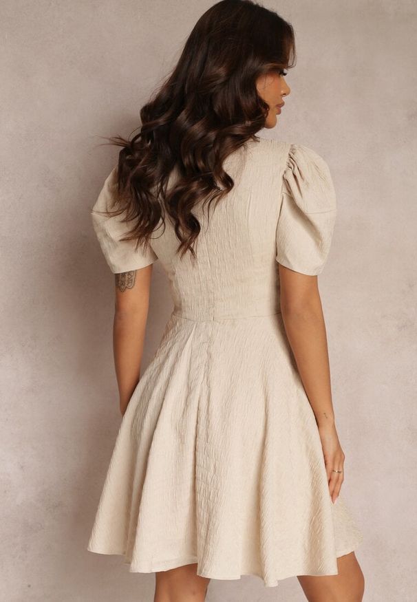 Renee - Beżowa Sukienka Taliowana z Krótkimi Bufiastymii Rękawami Ashika. Kolor: beżowy