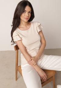 Born2be - Beżowa Bawełniana Bluzka o Prostym Kroju z Krótkim Rękawem z Falbanek Himoni. Okazja: do pracy, na co dzień. Typ kołnierza: kołnierz z falbankami. Kolor: beżowy. Materiał: bawełna. Długość rękawa: krótki rękaw. Długość: krótkie. Styl: elegancki, klasyczny, casual #1