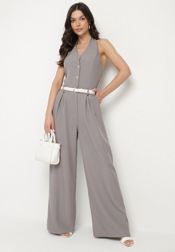 Born2be - Szary Kombinezon na Szyję Ozdobiony Guzikami Ellidell. Okazja: na imprezę, na co dzień. Kolor: szary. Długość: długie. Wzór: aplikacja. Styl: casual, klasyczny