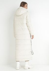 Born2be - Jasnobeżowa Kurtka Długa Pikowana z Kapturem Sinaq. Typ kołnierza: kaptur. Kolor: beżowy. Długość: długie. Styl: elegancki #5