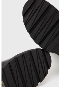 Truffle Collection Kozaki damskie kolor czarny na platformie. Nosek buta: okrągły. Kolor: czarny. Materiał: guma. Szerokość cholewki: normalna. Obcas: na platformie