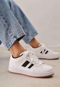 Renee - Białe Sneakersy Basic z Paskami na Boku Adila. Okazja: na co dzień. Zapięcie: pasek. Kolor: biały. Materiał: jeans. Wzór: paski. Obcas: na płaskiej podeszwie #1