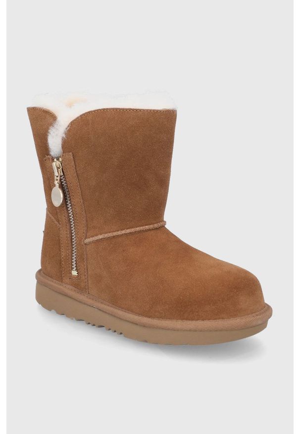 Ugg - UGG Śniegowce zamszowe dziecięce Bailey Zip Short kolor brązowy. Nosek buta: okrągły. Kolor: brązowy. Materiał: zamsz