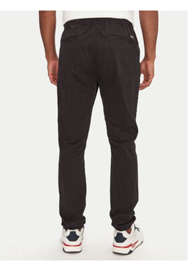 Tommy Jeans Joggery Austin DM0DM20283 Czarny Slim Fit. Kolor: czarny. Materiał: bawełna