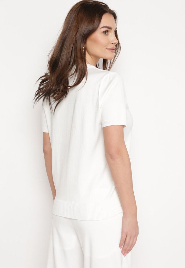 Born2be - Biała Wiskozowa Bluzka z Naszywką Ozdobioną Cekinami i Kryształkami Ledgia. Kolor: biały. Materiał: wiskoza. Wzór: aplikacja. Sezon: lato