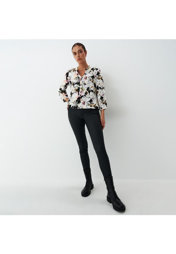 Mohito - Bluzka w kwiaty - Czarny. Kolor: czarny. Wzór: kwiaty