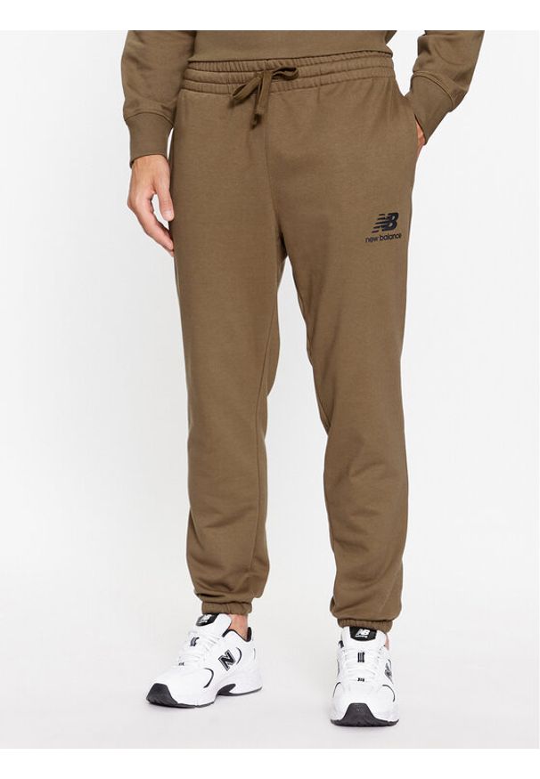 New Balance Spodnie dresowe Essentials Stacked Logo French Terry Sweatpant MP31539 Brązowy Regular Fit. Kolor: brązowy. Materiał: bawełna