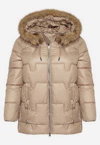 Born2be - Brązowa Kurtka z Pikowanymi Przeszyciami i Kapturem z Futrem Azinga. Okazja: na spacer. Typ kołnierza: golf. Kolekcja: plus size. Kolor: brązowy. Materiał: futro. Styl: elegancki #4