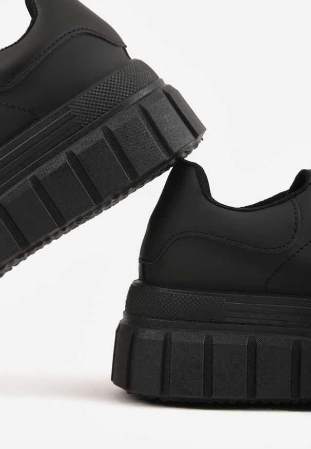 Renee - Czarne Sneakersy VICES na Platformie w Stylu Chunky z Perforacją Hypsyllis. Okazja: na co dzień. Kolor: czarny. Materiał: jeans. Obcas: na platformie