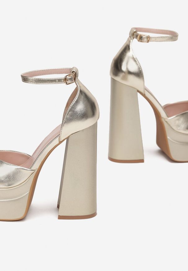 Born2be - Złote Sandały Depheusa. Nosek buta: otwarty. Zapięcie: pasek. Kolor: złoty. Obcas: na platformie. Styl: elegancki