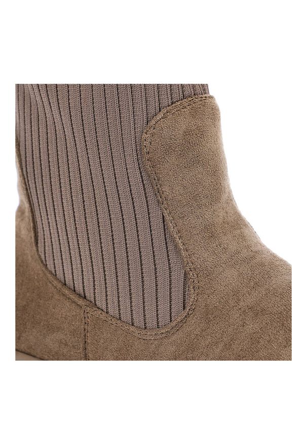 Botki damskie Filippo, na grubej podeszwie z elastyczną skarpetkową cholewką wsuwane, taupe, DBT4228/22 TP. Okazja: na spacer, na uczelnię. Zapięcie: bez zapięcia. Kolor: szary. Materiał: materiał. Szerokość cholewki: normalna. Obcas: na obcasie. Styl: elegancki. Wysokość obcasa: niski