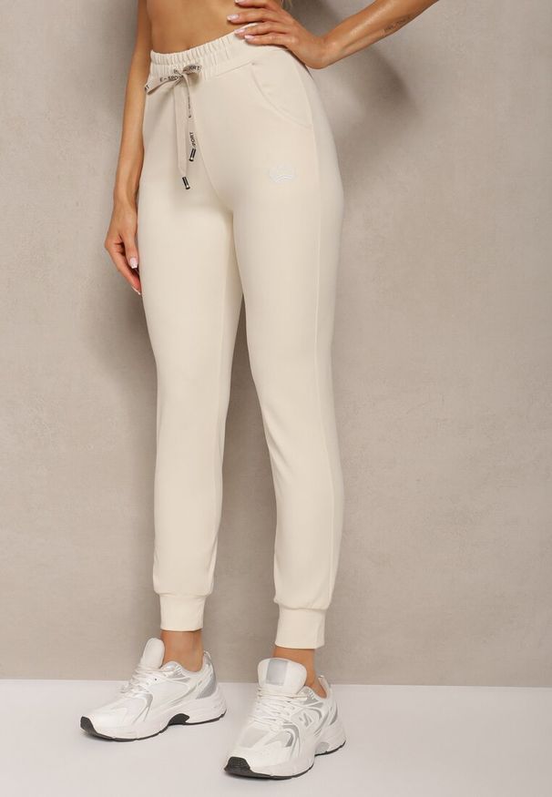 Renee - Jasnobeżowe Spodnie Dresowe z Bawełny High Waist Dopasowane Trudia. Okazja: do domu. Stan: podwyższony. Kolor: beżowy. Materiał: dresówka, bawełna. Styl: elegancki