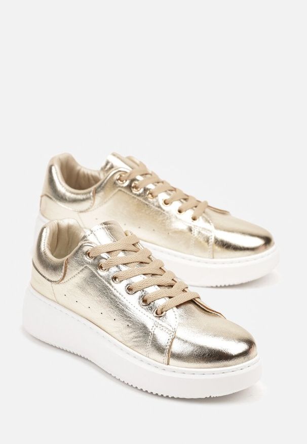 Renee - Złote Metaliczne Sneakersy Vices na Płaskiej Podeszwie Syliel. Okazja: na co dzień. Zapięcie: sznurówki. Kolor: złoty. Obcas: na płaskiej podeszwie