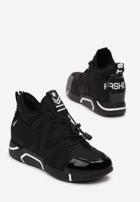Born2be - Czarne lakierowane Sneakersy Giana. Nosek buta: okrągły. Zapięcie: pasek. Kolor: czarny. Materiał: lakier. Szerokość cholewki: normalna. Wzór: napisy, aplikacja. Obcas: na płaskiej podeszwie #5
