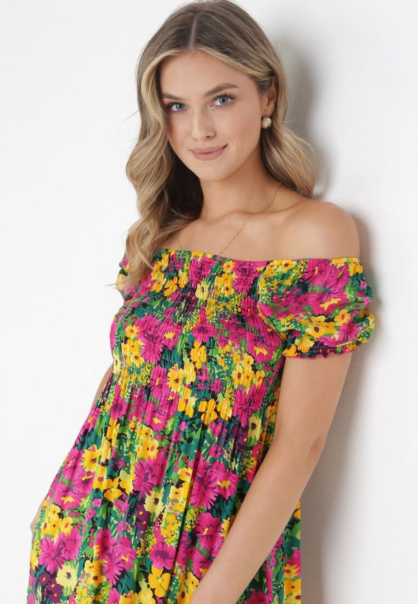 Born2be - Fuksjowo-Żółta Sukienka z Wiskozy Midi Hiszpanka w Kwiaty Hallenes. Typ kołnierza: dekolt hiszpanka. Kolor: różowy. Materiał: wiskoza. Wzór: kwiaty. Długość: midi