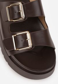 Born2be - Ciemnobrązowe Klapki na Grubej Podeszwie z Dwoma Klamrami Xenienne. Okazja: na co dzień. Kolor: brązowy. Materiał: jeans, len. Styl: elegancki, casual #6