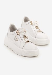 Born2be - Białe Sneakersy na Grubej Podeszwie ze Skóry Naturalnej z Trójkątną Ozdobą Dollassea. Okazja: na co dzień. Kolor: biały. Materiał: skóra. Wzór: aplikacja