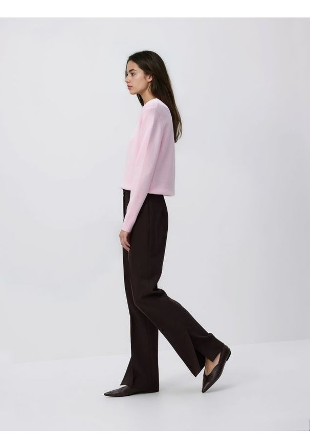 Reserved - Spodnie z rozcięciem - ciemnobrązowy. Kolor: brązowy. Materiał: tkanina, wiskoza