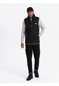 Ombre Clothing - Pikowany męski bezrękawnik z neonowymi akcentami – czarny V4. Typ kołnierza: kołnierzyk stójkowy. Kolor: czarny. Materiał: guma, tkanina, poliester, materiał, syntetyk. Długość rękawa: bez rękawów. Wzór: aplikacja #6