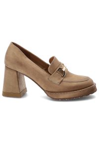 Półbuty damskie Armodo, cholewka ze skóry naturalnej stabilnym słupkowym obcasie z ozdobną klamrą i masywną podeszwą łączą elegancki styl z wygodą na. Okazja: na co dzień, do pracy. Zapięcie: klamry. Kolor: beżowy. Szerokość cholewki: normalna. Wzór: aplikacja. Materiał: skóra. Obcas: na obcasie. Styl: elegancki. Wysokość obcasa: średni #2