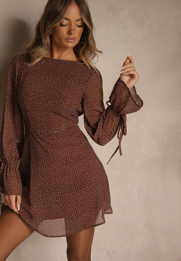 Renee - Brązowa Sukienka Vices Ozdobiona Transparentnymi Rękawami i Kropkami Celziva. Okazja: na co dzień. Kolor: brązowy. Materiał: koronka. Wzór: kropki, aplikacja. Styl: elegancki, casual