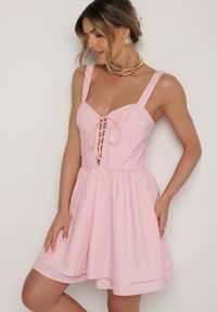 Born2be - Różowa Bawełniana Sukienka Vices w Rustykalnym Stylu z Wiązaniem Fenavira. Okazja: na co dzień. Kolor: różowy. Materiał: bawełna. Długość rękawa: na ramiączkach. Wzór: aplikacja. Styl: casual #6