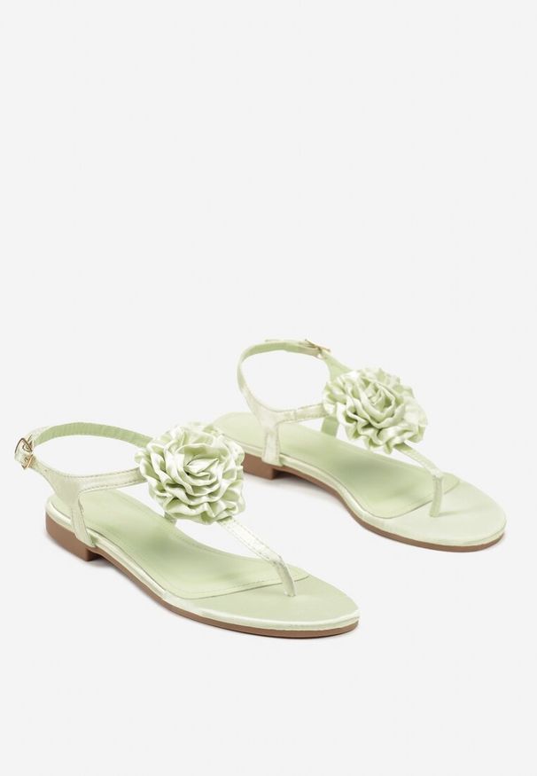 Born2be - Zielone Płaskie Sandały Japonki Ozdobione Kwiatem Candrea. Okazja: na co dzień. Kolor: zielony. Wzór: aplikacja, kwiaty. Sezon: lato. Styl: casual, elegancki