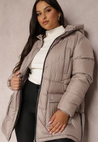 Renee - Beżowa Kurtka Pikowana Sabrino. Kolekcja: plus size. Kolor: beżowy. Materiał: materiał. Długość rękawa: długi rękaw. Długość: długie #1