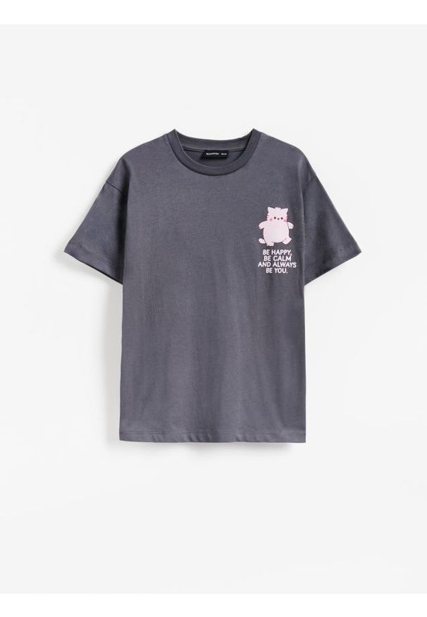 Reserved - T-shirt z nadrukiem Pembe the Pink Cat - ciemnoszary. Kolor: szary. Materiał: bawełna. Wzór: nadruk