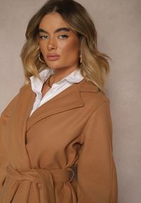 Renee - Ciemnobeżowy Płaszcz z Wiązanym Paskiem i Bufiastym Rękawem Agnage. Typ kołnierza: kołnierzyk stójkowy. Kolor: beżowy. Materiał: jeans, tkanina. Sezon: jesień, wiosna #5