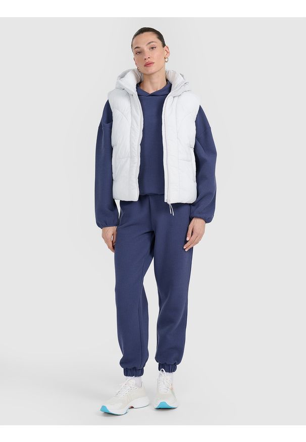 4f - 4F Bezrękawnik puchowy z wypełnieniem syntetycznym damski - szary XS. Okazja: na co dzień. Typ kołnierza: kołnierzyk stójkowy. Kolor: szary. Materiał: puch, syntetyk. Długość rękawa: bez rękawów. Styl: casual