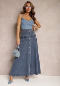 Renee - Granatowa Rozkloszowana Spódnica Jeansowa Maxi z Bawełny z Guzikami Brissa. Okazja: na co dzień. Kolor: niebieski. Materiał: bawełna, jeans. Wzór: aplikacja. Styl: casual