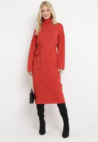 Born2be - Czerwona Dzianinowa Sukienka z Szerokim Golfem i Materiałowym Paskiem Siriace. Typ kołnierza: golf. Kolor: czerwony. Materiał: materiał, dzianina. Sezon: zima #1