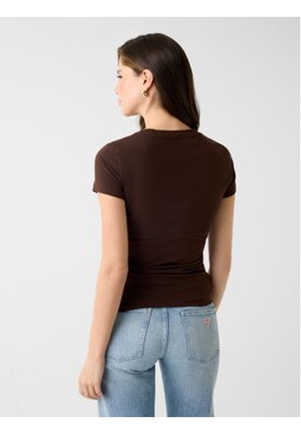 Guess T-Shirt 182454 Brązowy Classic Fit. Kolor: brązowy