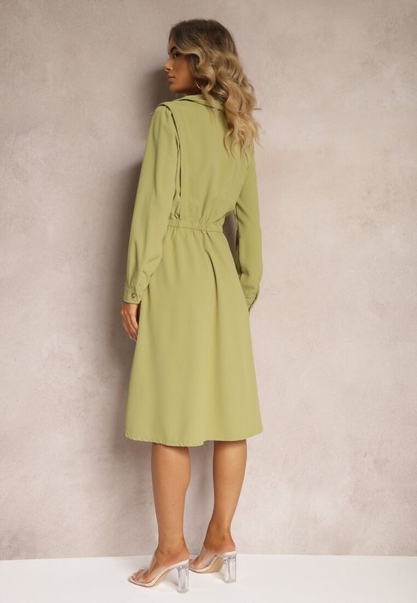 Renee - Jasnozielona Koszulowa Sukienka z Gumką w Pasie i Materiałowym Paskiem Giseria. Kolor: zielony. Materiał: materiał. Typ sukienki: koszulowe. Styl: klasyczny, elegancki