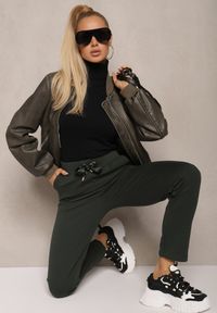 Renee - Zielone Proste Spodnie Dresowe z Satynową Tasiemką w Pasie Alnureta. Kolor: zielony. Materiał: satyna, dresówka