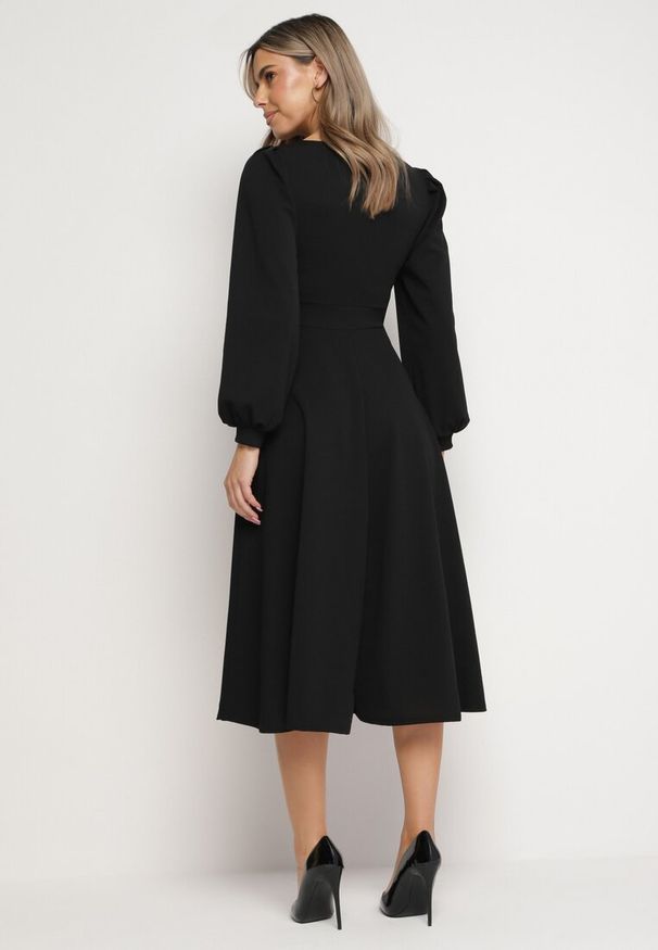 Born2be - Czarna Rozkloszowana Midi Sukienka z Eleganckimi Luźnymi Rękawami Samriddhi. Okazja: do pracy. Kolor: czarny. Typ sukienki: rozkloszowane. Styl: elegancki. Długość: midi